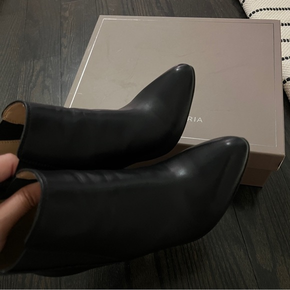 [SOLD] BCBG heeled boots Size 7 - Picture 3 of 5